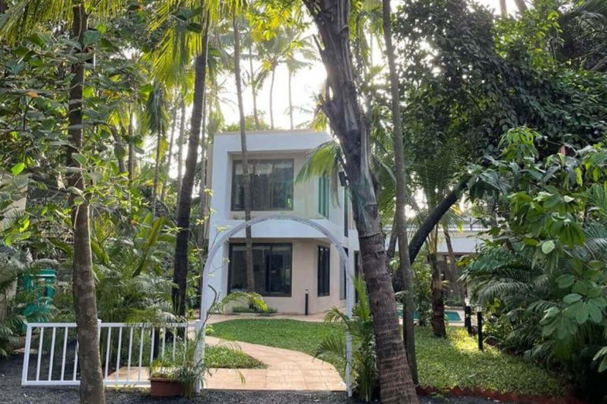 Ready-To-move-in-bungalow-swimming-pool