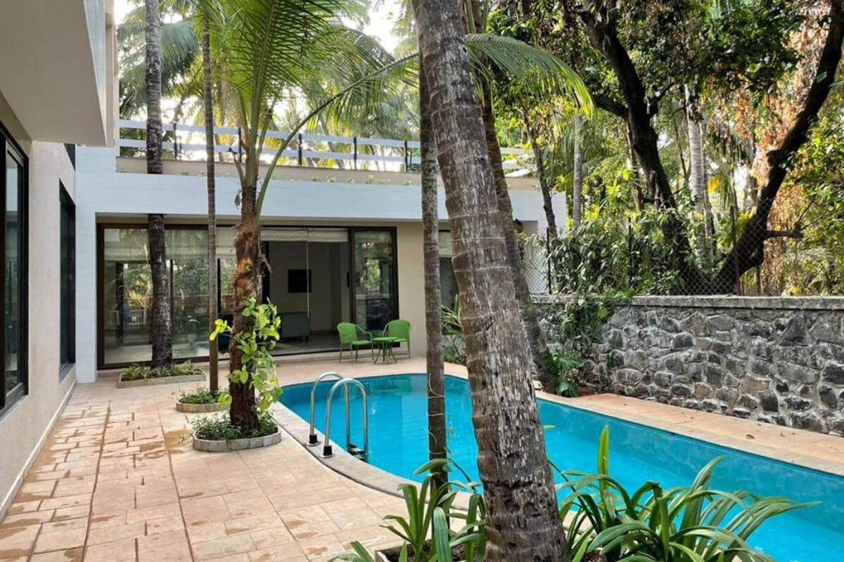 Ready-To-move-in-bungalow-outside-garden